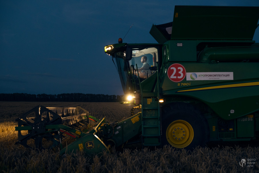 Техника в поле, ночь