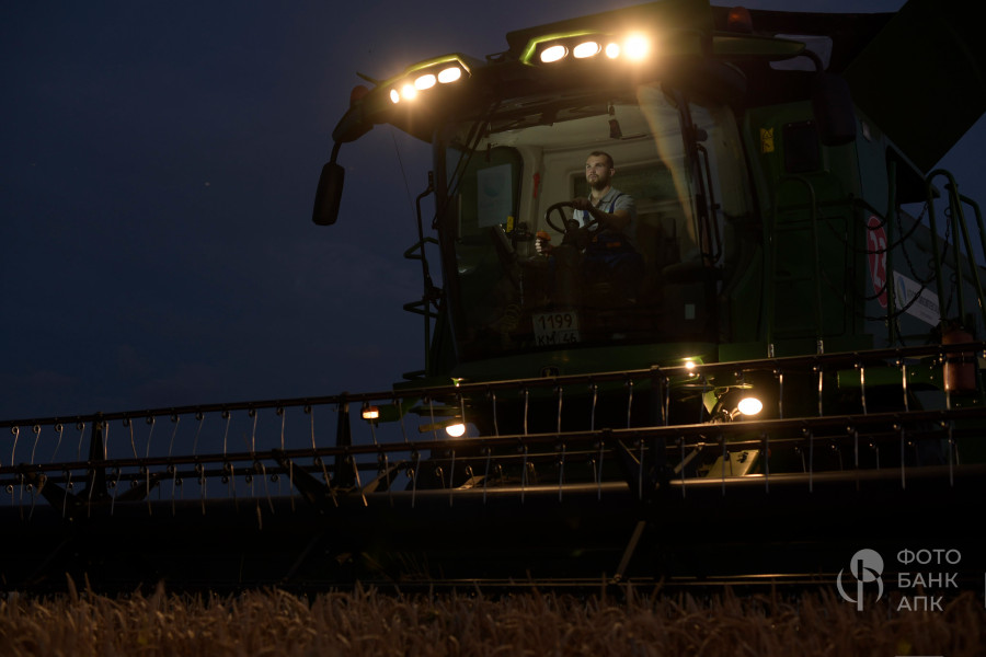 Техника в поле, ночь