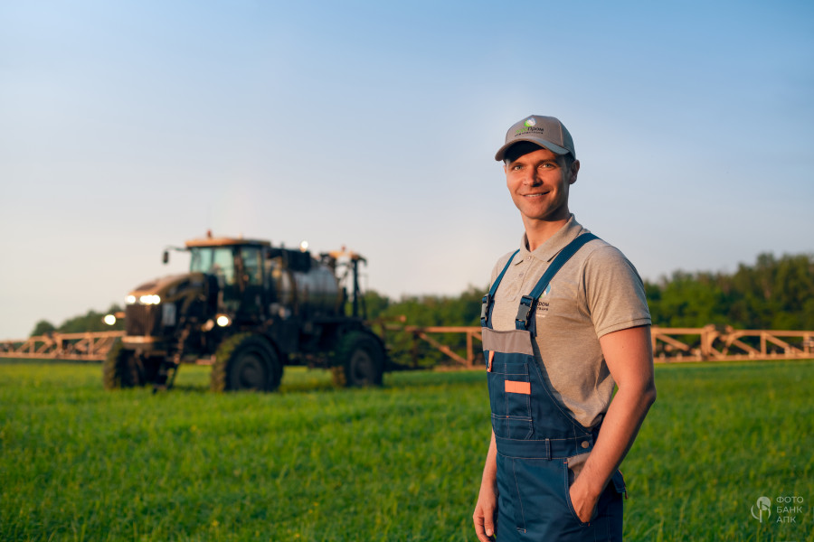 Механизатор, техника в поле