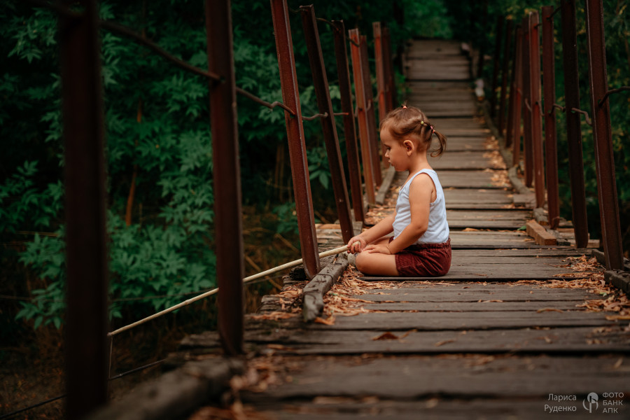 Маленькая девочка в природе и красоте сельской жизни