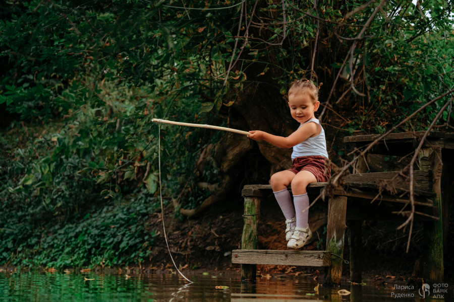 Маленькая девочка в природе и красоте сельской жизни