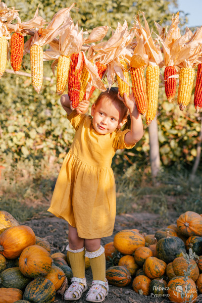 Маленькая девочка в природе и красоте сельской жизни