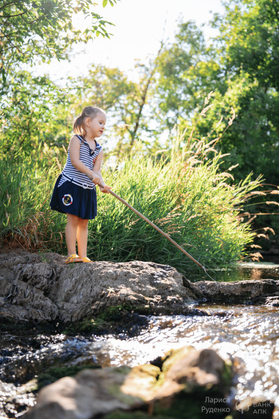 Маленькая девочка в природе и красоте сельской жизни