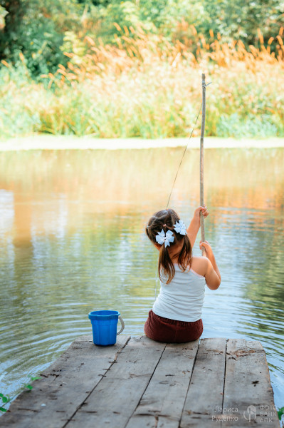 Маленькая девочка в природе и красоте сельской жизни