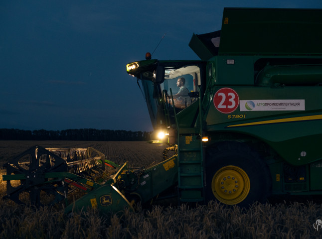 Техника в поле, ночь