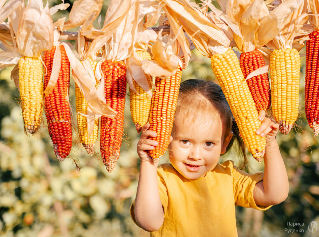 Маленькая девочка в природе и красоте сельской жизни