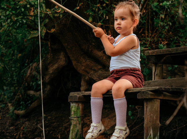 Маленькая девочка в природе и красоте сельской жизни