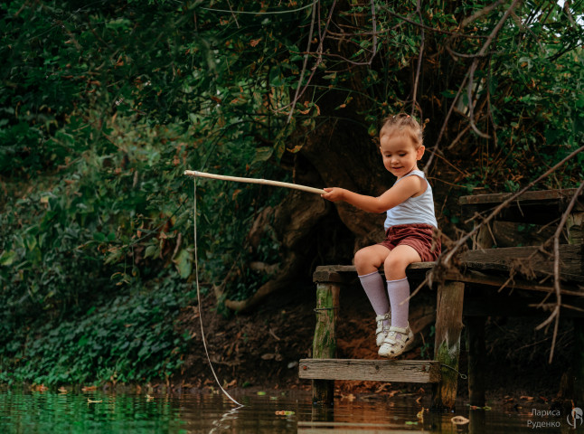 Маленькая девочка в природе и красоте сельской жизни
