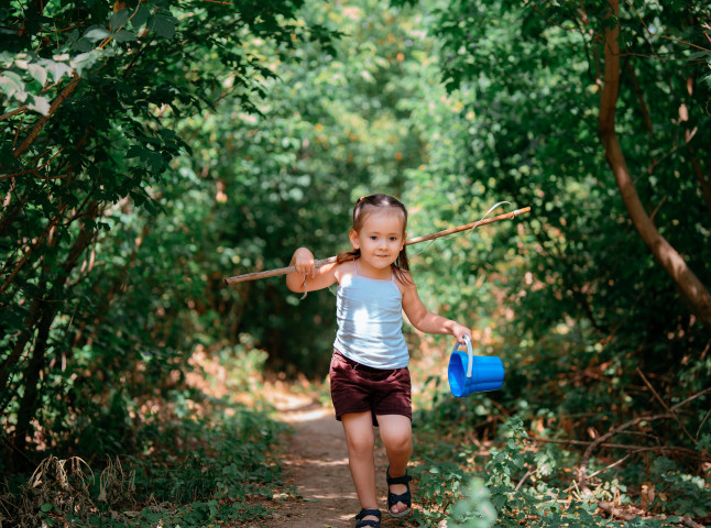 Маленькая девочка в природе и красоте сельской жизни