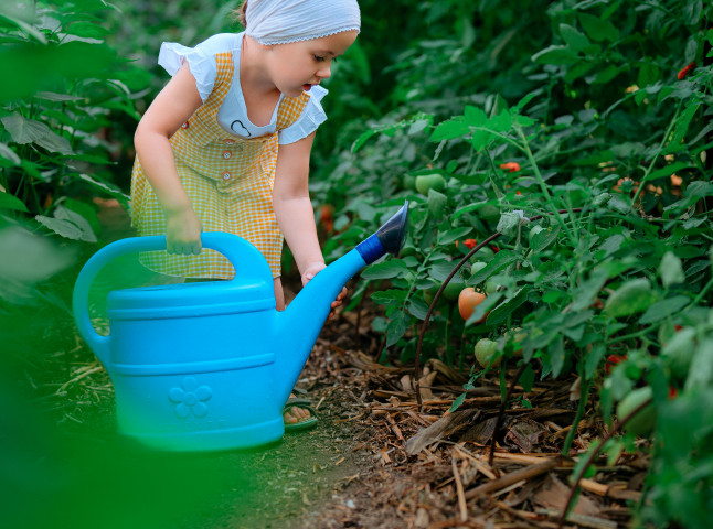 Маленькая девочка в природе и красоте сельской жизни
